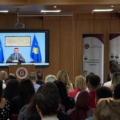 KRYEMINISTRI I REPUBLIKËS SË KOSOVËS, ALBIN KURTI, MBAJTI LIGJËRATË NË KUADËR TË UNIVERSITETIT NDËRKOMBËTAR VEROR NË UNIVERSITETIN “HAXHI ZEKA”